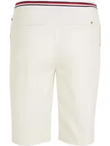 Pantalón corto blanco con cinturón de rayas horizontales rojas, blancas y negras, con hebilla metálica.