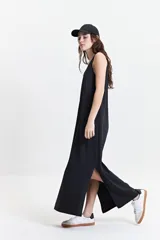 Vestido largo marrón con escote redondo estilo musculosa.