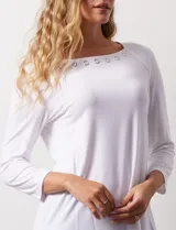 Remera celeste de modal con cuello cuadrado y apliques de aros metálicos.
