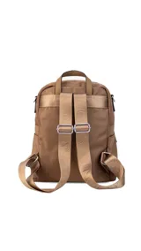 Mochila color beige combinada en tela impermeable y cuero sintético, con correa corta para usar como cartera. Incluye un bolsillo grande con cierre al frente y bolsillos laterales.