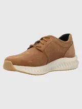 Sneakers marrones de cuero con cordones y suela blanca texturizada.