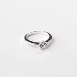 Anillo solitario de plata 925 con circonia engarzada en 6 puntas.