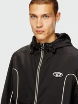 Campera negra con capucha, cierre frontal y ribetes reflectantes en blanco que delinean el cuerpo y los brazos. Presenta un logo bordado en el pecho.