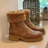 Botas de cuero color marrón claro, con caña media y cuello de piel sintética.