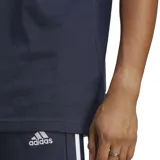 Remera azul marino de corte clásico con cuello redondo y mangas cortas. Presenta las tres líneas blancas características de Adidas en los hombros y el logo de la marca bordado en el pecho.