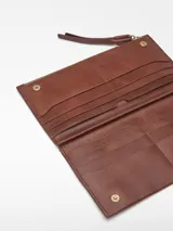 Billetera grande de cuero craquelado color marrón, con cierre de solapa con broches y bolsillo con cremallera.
