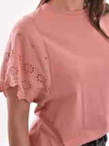 Remera color salmón con mangas cortas con detalle de calado.