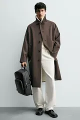 Mochila negra con acabado grabado, compartimento principal con cierre de cremallera, espacio interior para dispositivos electrónicos de hasta 13 pulgadas y bolsillo con cierre de cremallera. Dos bolsillos frontales con cierre de cremallera, parte posterior acolchada con bolsillo con cierre de cremallera y banda de sujeción para equipaje. Asa de mano y dos asas de hombro ajustables y acolchadas.