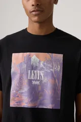 Remera negra de corte clásico con estampa rectangular en el frente que representa un paisaje montañoso en tonos naranja y violeta, con el logo de Levi's superpuesto.