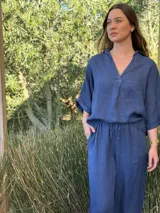 Blusa azul marino de lino, con cuello camisero que forma un escote en V, mangas cortas dobladas y calce holgado.