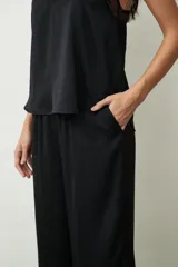 Pantalón negro de corte recto.