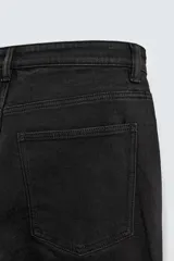 Pantalón de jean azul oscuro, corte skinny, largo cropped y efecto lavado.