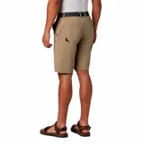 Short de hombre color verde oliva, con bolsillos laterales y traseros con cierre. Protección solar UPF 50 y repelencia al agua.