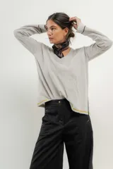 Pantalón marrón de tencel, corte ancho con pinzas y bolsillos laterales.