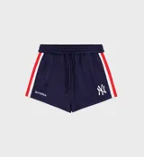 Short deportivo azul marino con logo de los Yankees bordado en blanco. Presenta tres rayas laterales en color blanco y rojo, y cintura elástica.