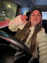 Campera de corderito color crudo, forrada con polar y detalles en sherpa con estampado animal print.