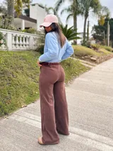 Pantalón de vestir color beige, de corte recto y tiro alto, con cinturón ancho de la misma tela y hebilla rectangular.