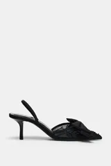 Zapato destalonado con tacón fino, capellada de mesh bordado, detalle de lazo en la parte delantera y tira trasera ajustable.