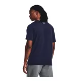 Remera color arena de Under Armour, con logo de la marca estampado en el pecho con patrón de camuflaje.