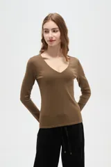 Remera de viscosa color marrón, de manga larga, corte al cuerpo y escote en V.