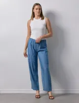 Pantalón cargo de lyocell color celeste, marca Zac & Rachel. Tiene pretina ancha elastizada con lazo ajustable, bolsillos laterales y corte wide leg.