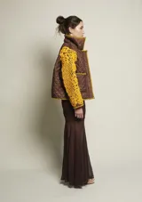 Campera de nylon marrón con cierre delantero intervenido y bordado a mano con hilo de algodón color amarillo.