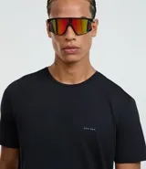 Remera deportiva negra de manga corta, cuello redondo y corte regular. Presenta un pequeño logo estampado en el pecho.