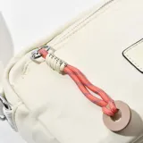 Bandolera rectangular color crudo, con correa larga regulable de cinta gross blanca. Tiene un bolsillo frontal con cierre y un aplique rectangular con borde pespunteado.
