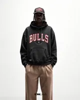 Canguro negro con capucha y puños acanalados. Estampado frontal con el logo de los Chicago Bulls en rojo y blanco.
