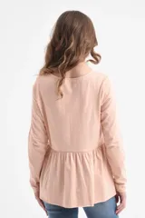 Camiseta color beige de manga larga con corte peplum.