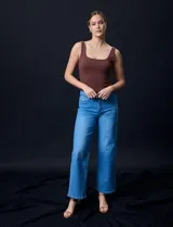 Jean de pierna ancha color celeste, marca Angels of Difference. Pretina con pasadores, botón y cierre. Delantera y trasera con bolsillos.