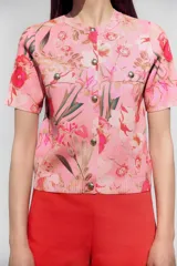 Bermuda roja de tiro alto con bolsillos delanteros de vivo y cierre lateral con cremallera oculta.