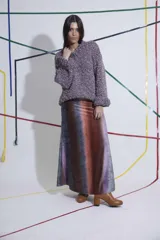 Sweater tejido a mano 100% en lana, de calce holgado con cuello a la base y puños.