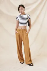 Remera corta blanca con rayas horizontales negras, cuello redondo y mangas cortas.