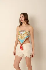 Short color crema con cintura elastizada y bordados florales.