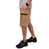Short cargo color beige con bolsillos laterales y traseros, cierre con cremallera y botón, cintura elástica con cordón. Etiqueta tejida con logo CAT en el bolsillo izquierdo.