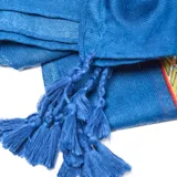 Pashmina de gasa sintética liviana con estampado floral maxi print y terminación de ruedo recto con caída natural.