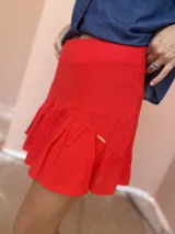 Minifalda marrón de lino con cintura alta y volado en el ruedo.