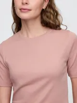 Remera blanca de algodón con cuello redondo y mangas cortas.