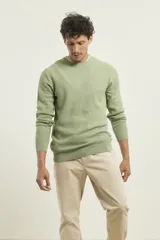 Sweater marrón de punto fino con cuello redondo y mangas largas.