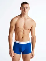 Pack de tres bóxers Tommy Hilfiger en azul marino, azul y celeste, con cintura elástica blanca con logo de la marca.
