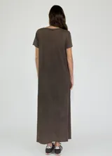 Vestido largo marrón con escote en V y mangas cortas. Presenta un corte recto con aberturas laterales.