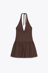 Vestido corto marrón con cuello halter con lazada y escote pico.