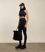 Top deportivo negro con cuello alto, escote halterneck y media cremallera. Confeccionado en poliamida seamless sin copa.