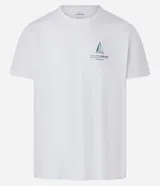 Remera blanca de algodón con corte comfort, cuello redondo y mangas cortas. Estampa pequeña de un velero y texto "Explore Além-Mar Desde 1976" en el pecho.
