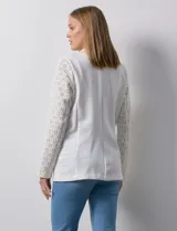 Blazer entallado blanco, marca Robert Louis, con cuello con solapa, abertura central con botón, bolsillos delanteros y mangas largas caladas.