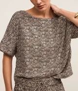 Blusa de crepé con estampado de cuadros pied-de-poule, cuello redondo y mangas cortas.