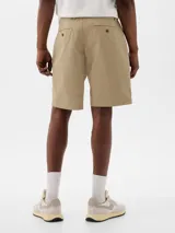 Bermuda de gabardina color azul marino, corte recto y largo a la rodilla.