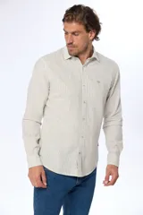 Camisa blanca de lino a rayas celestes, de manga larga, cuello mao y corte slim fit.