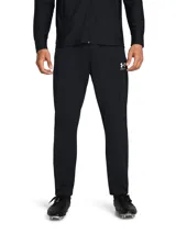 Pantalón deportivo Under Armour Challenger para hombre, color negro con logo blanco en la pierna derecha. Confeccionado en tejido ligero y transpirable, ideal para entrenamientos y actividades deportivas.